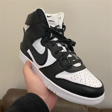 black and white nike clounge.